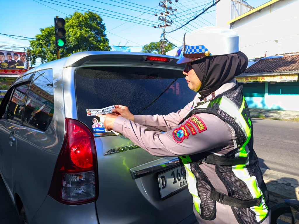 Satlantas Polres Lumajang Tempel Stiker “Mudik Aman Keluarga Bahagia”, Ingatkan Pengendara Prioritaskan Keselamatan