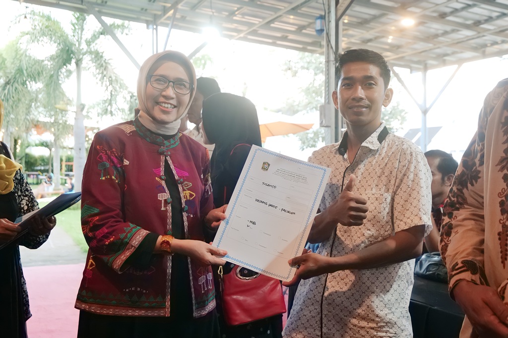 Penyerahan secara simbolis oleh Bupati Lumajang Indah Amperawati