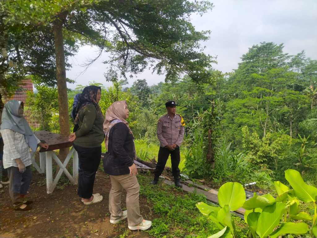 Petugas Polres Lumajang bersama pengurus Bhayangkari dan pihak terkait meninjau kondisi lahan di kawasan Kecamatan Senduro, Kabupaten Lumajang, dalam rangka survei lokasi penghijauan
