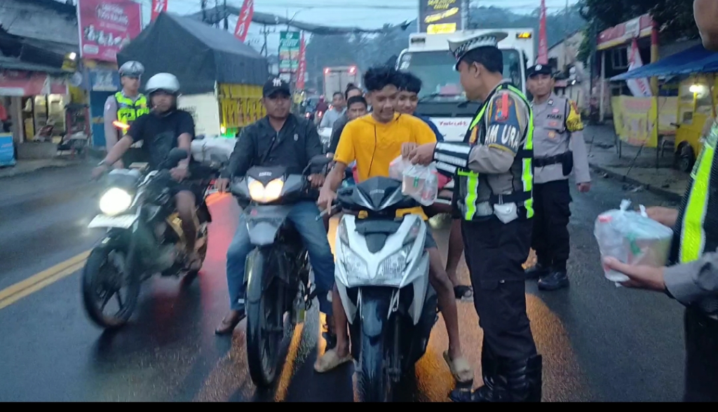 Anggota Polres Lumajang berbagi takjil gratis