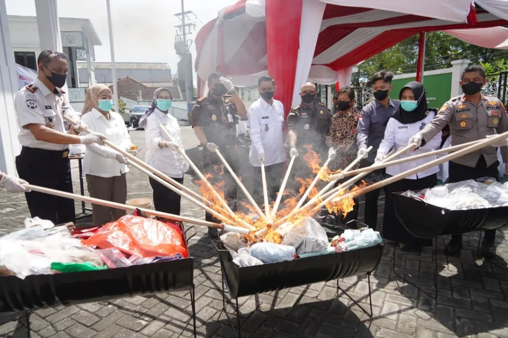 Proses pemusnahan barang bukti di Kejaksaan Negeri Lumajang