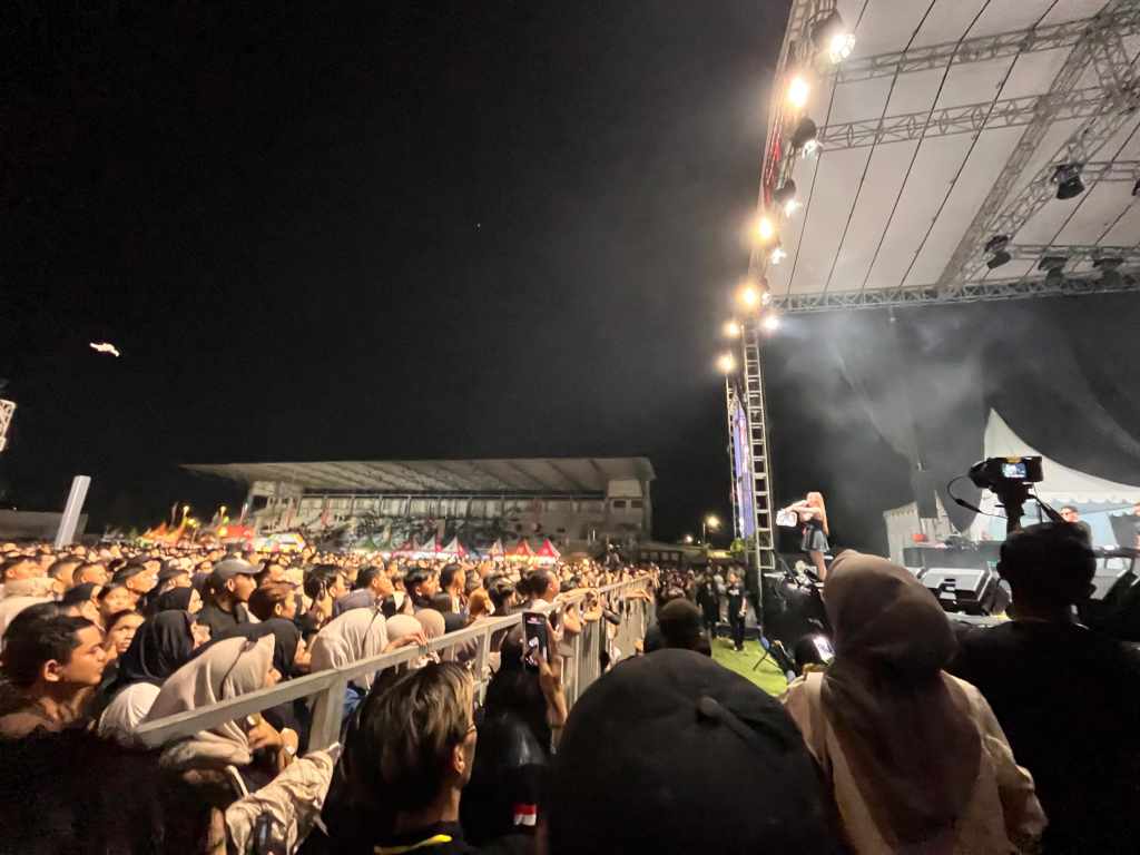 Perform Ajeng Febria saat dipanggung konser musik Sugeng Dalu Lumajang