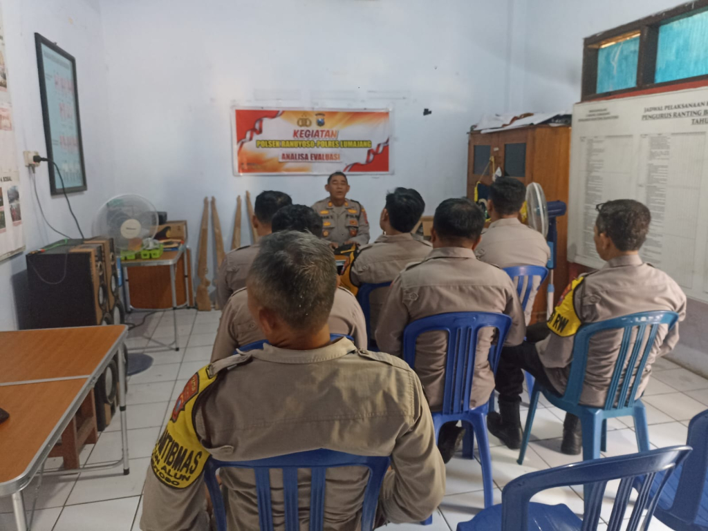 Suasana pembelajaran tampak di Mapolsek Ranuyoso saat Kapolsek Imam Soepardi memberikan materi kepada jajaran personel dalam program “Polisi Belajar Management Polri”.