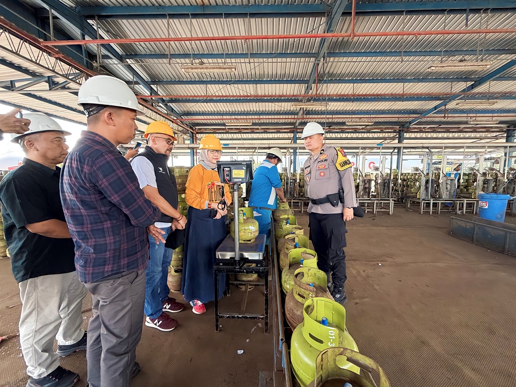 Bupati Lumajang, Indah Amperawati, bersama jajaran dan aparat kepolisian melakukan inspeksi langsung ke pangkalan LPG 3 kilogram untuk memastikan takaran dan distribusi berjalan sesuai ketentuan