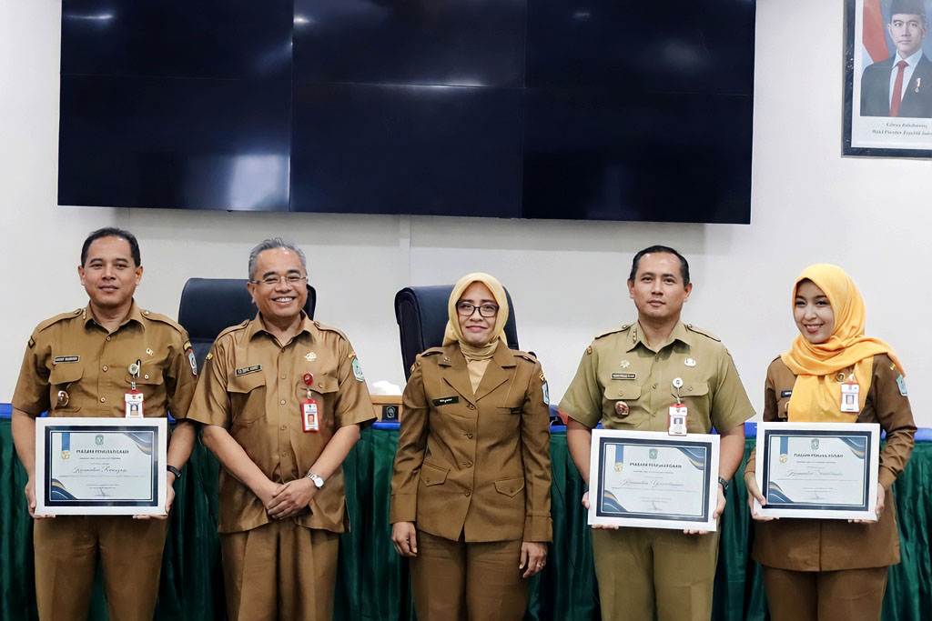 Asisten Administrasi Sekda Lumajang Akhmad Taufik bersama jajaran perangkat daerah berfoto usai penyerahan penghargaan dalam kegiatan Rembug Stunting dan sosialisasi program GENTING