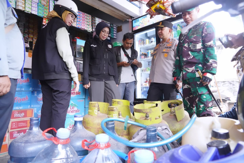 Ketua DPRD Lumajang saat mengikuti sidak ketersediaan gas LPG 3 kg disejumlah pangkalan dan agen