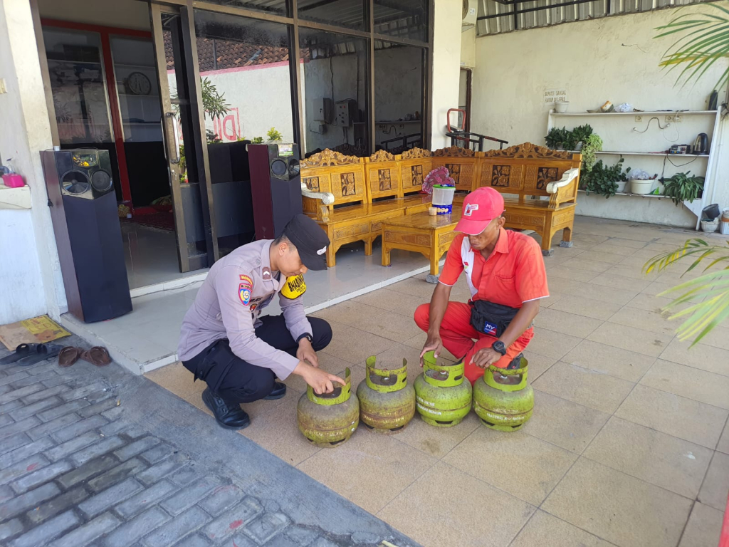 Anggota Polsek Kunir awasi distribusi gas LPG 3Kg