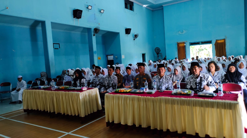 Kapolsek Kedungjajang AKP Rudi saat menghadiri acara halal bihalal