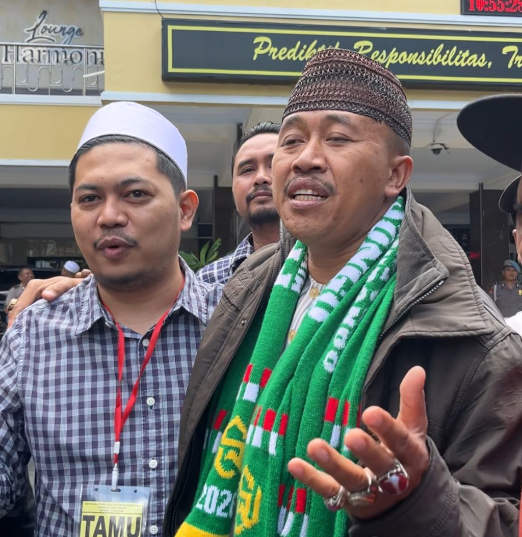 Mas DN (Peci Putih) dan Kades Pakel Sampurno saat berada di Polres Lumajang untuk berdamai
