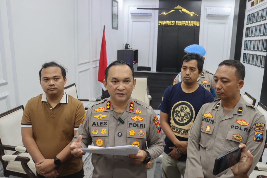 Kapolres Lumajang AKBP Alex Sandy Siregar saat melakukan door stop kepada awak media
