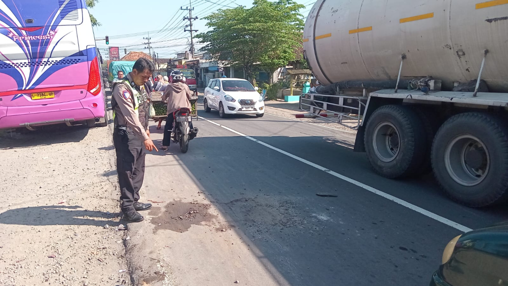 Anggota Satlantas Polres Lumajang saat melakukan olah TKP