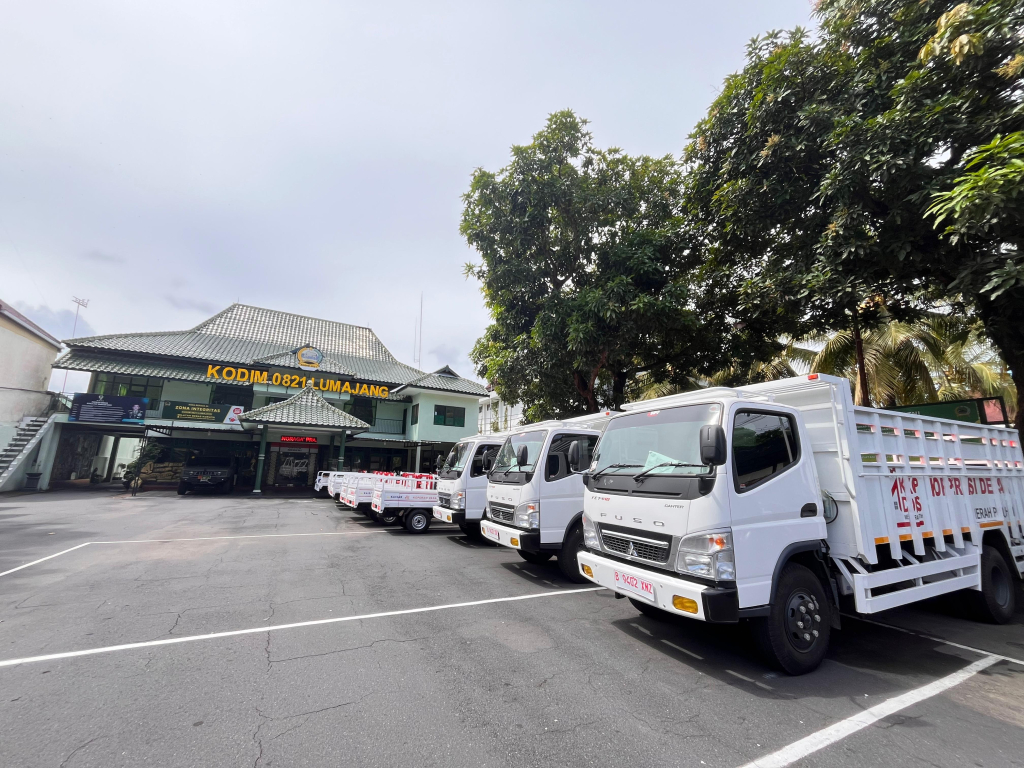 Sejumlah truk operasional program Koperasi Desa Merah Putih (KDMP) terparkir di halaman Kodim 0821 Lumajang, Lumajang.