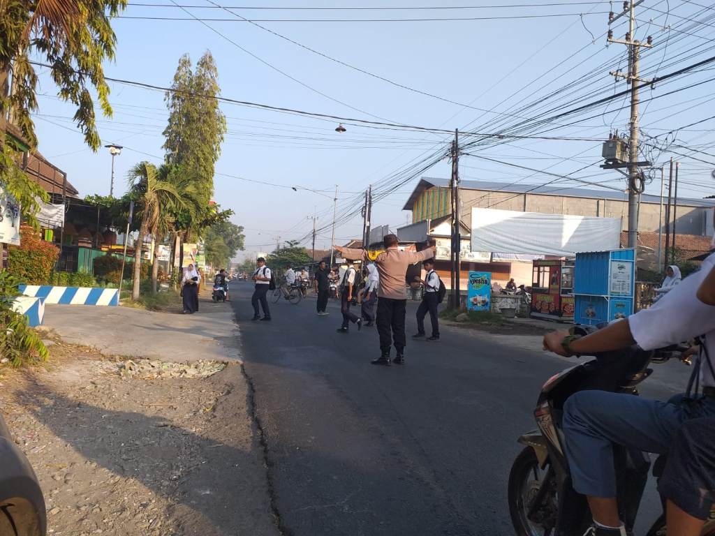 Anggota Polsek Kunir saat menyebabkan siswa sekolah