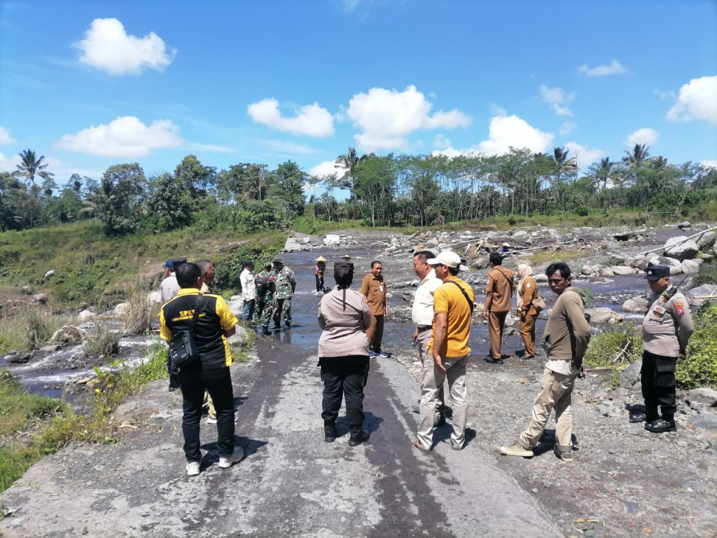 Polsek Pasrujambe saat mendampingi kunker DPRD Komisi C Lumajang guna keamanan