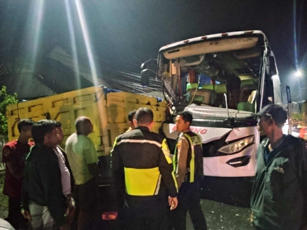 Anggota Satlantas Polres Lumajang saat melakukan olah TKP