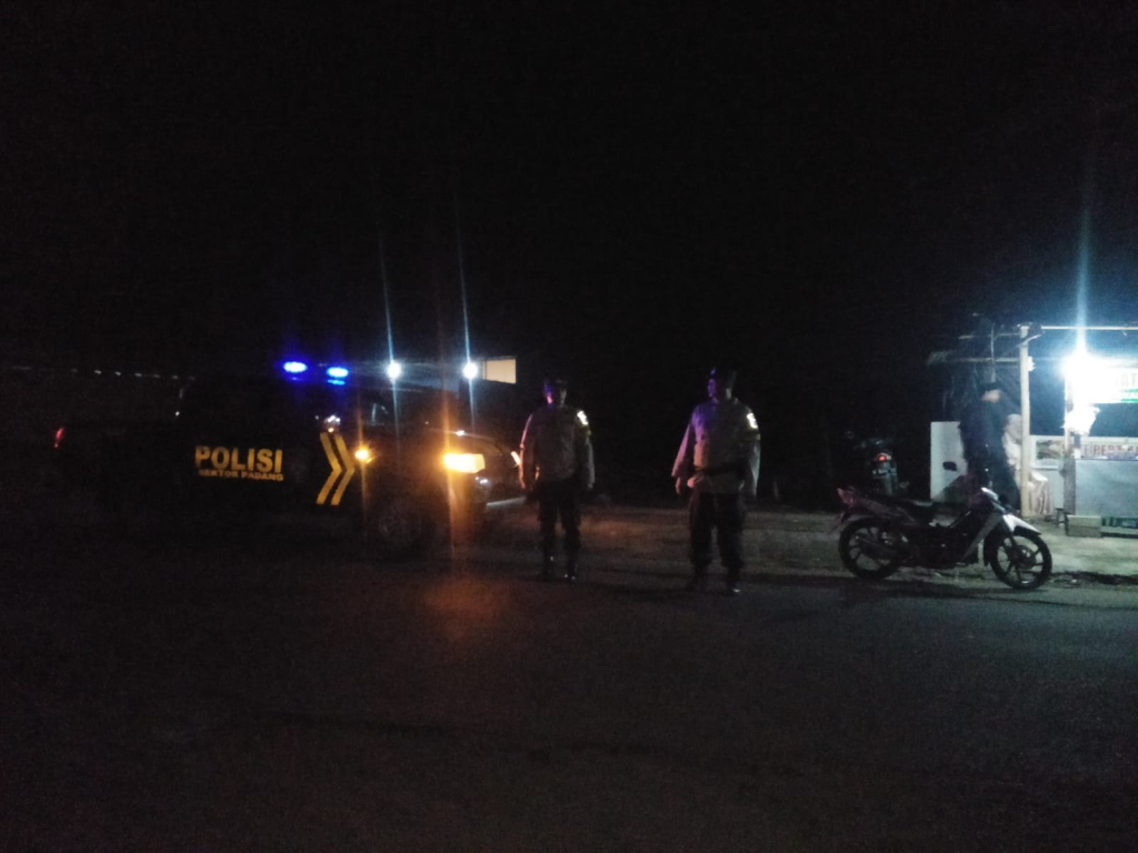 Anggota Polsek saat melakukan patroli malam hari guna keamanan warga