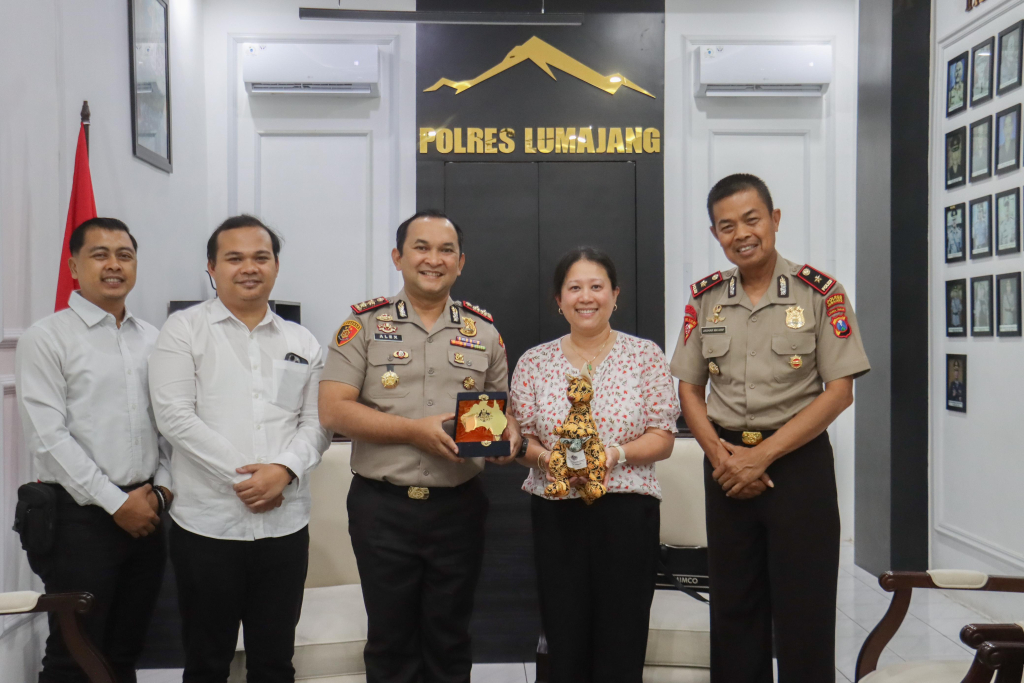 Pertukaran Cinderamata Warnai Kunjungan Konsul Australia