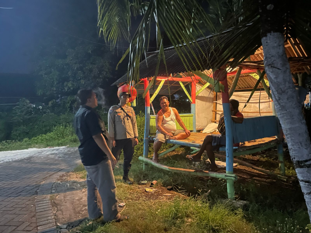 Anggota Polsek Sukodono saat melakukan patroli ke warga