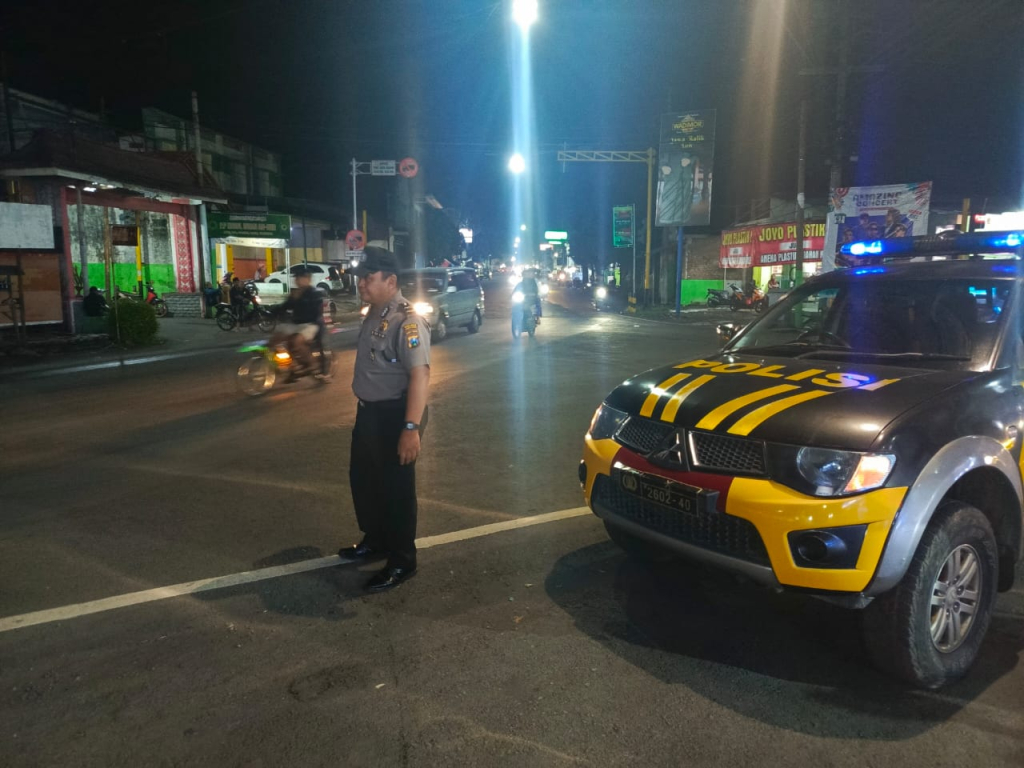 Blue Light Menyala, Polisi Sapu Malam Tempeh: Aksi 3C Diburu, Warga Diminta Waspada!