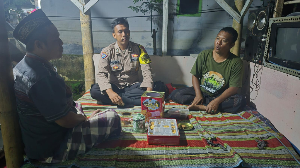 Anggota Polsek Candipuro saat melakukan patroli sambang masyarakat ketika ronda malam