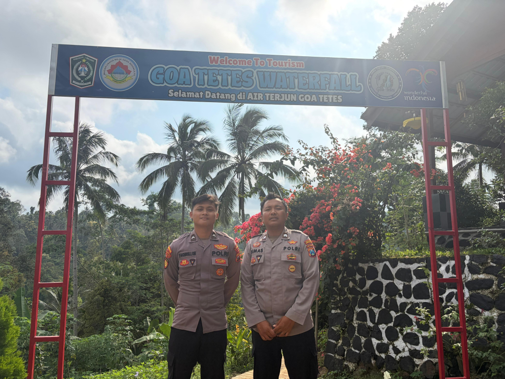 Polisi berjaga dikawasan wisata