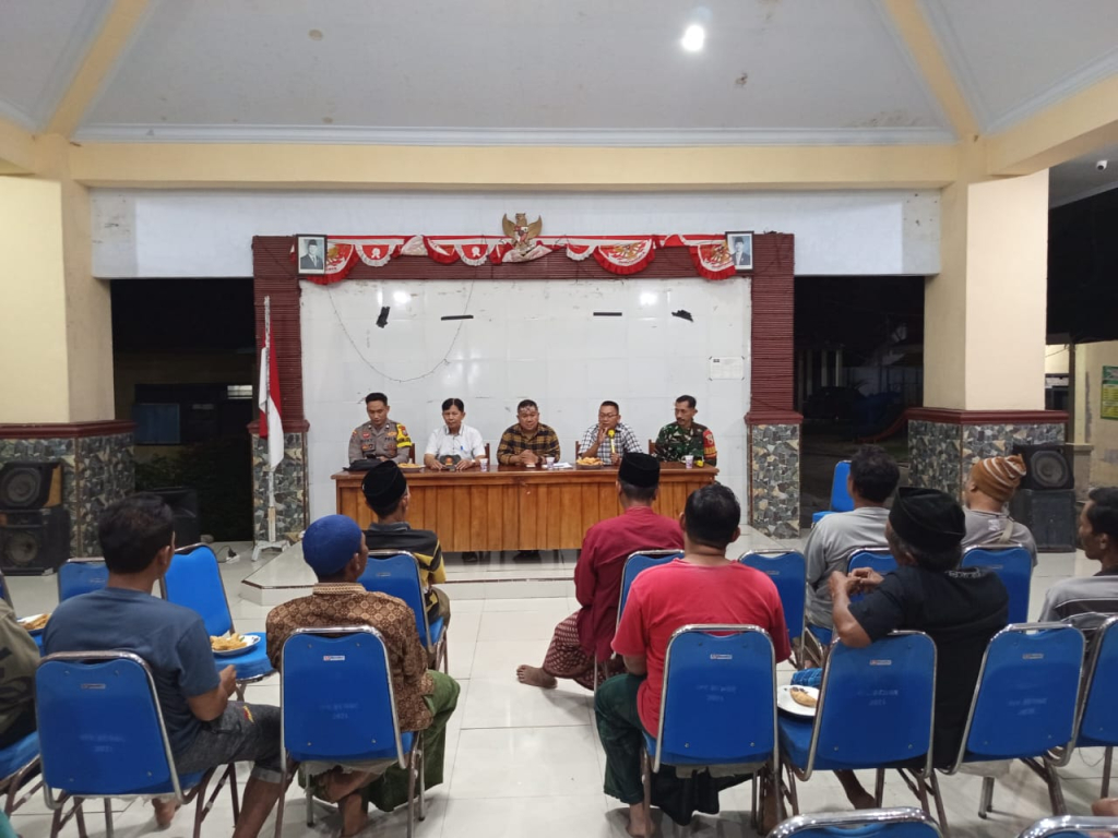 Suasana pembinaan Satuan Perlindungan Masyarakat (Linmas) di Balai Desa Denok, Kecamatan Lumajang, yang dihadiri aparat TNI-Polri dan perangkat desa
