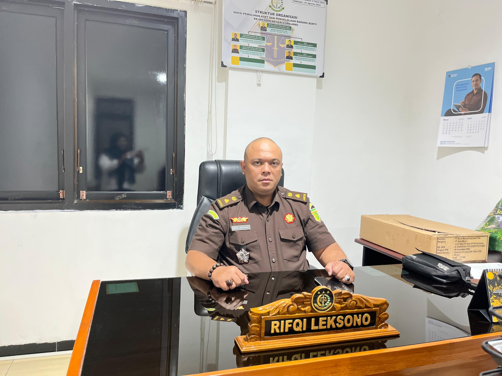 Kepala Seksi Pengelolaan Barang Bukti dan Barang Rampasan (PAPBB) Kejari Lumajang, Rifqi Leksono