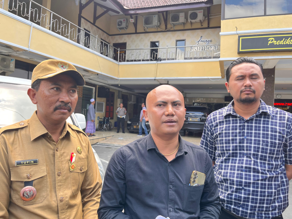 Kuasa Hukum Kades Pakel Toha SH, MH (Tengah)