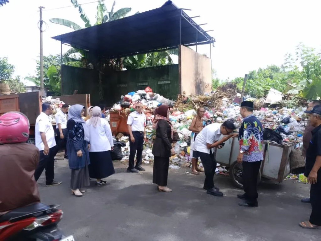 Komisi B DPRD Lumajang turun langsung lihat Tempat Pembuangan Sampah Sementara imbas keluhan warga