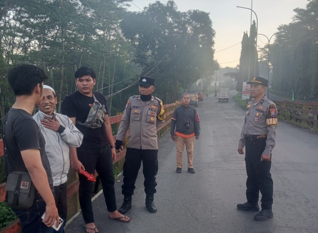 Anggota Polsek olah TKP