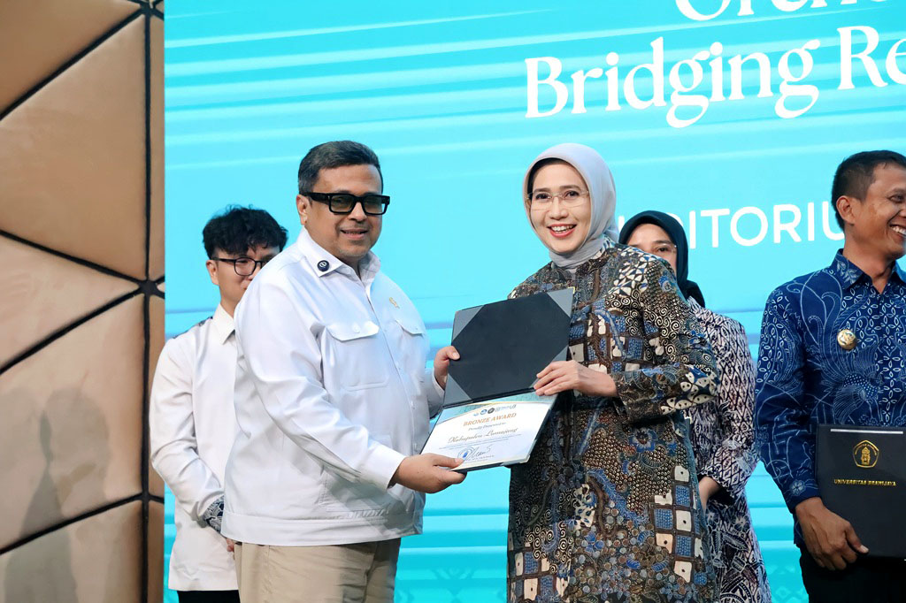 Bupati Lumajang menerima penghargaan Bronze Award UB Halal Metric 2026 dalam ajang Indonesia Halal Ecosystem Summit di Universitas Brawijaya, Malang