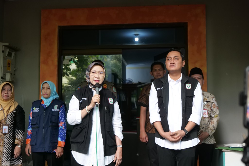Indah Amperawati bersama Wakil Bupati Lumajang Yudha Adji Kusuma memberikan arahan terkait penguatan pengawasan dan pembinaan aparatur sipil negara di lingkungan Pemerintah Kabupaten Lumajang.