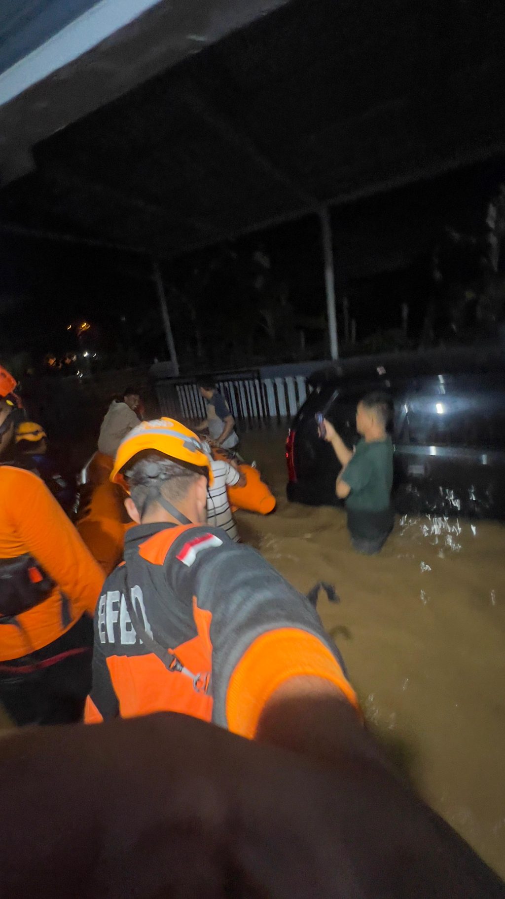 Tim TRC BPBD Lumajang saat melakukan evakuasi warga yang terdampak banjir