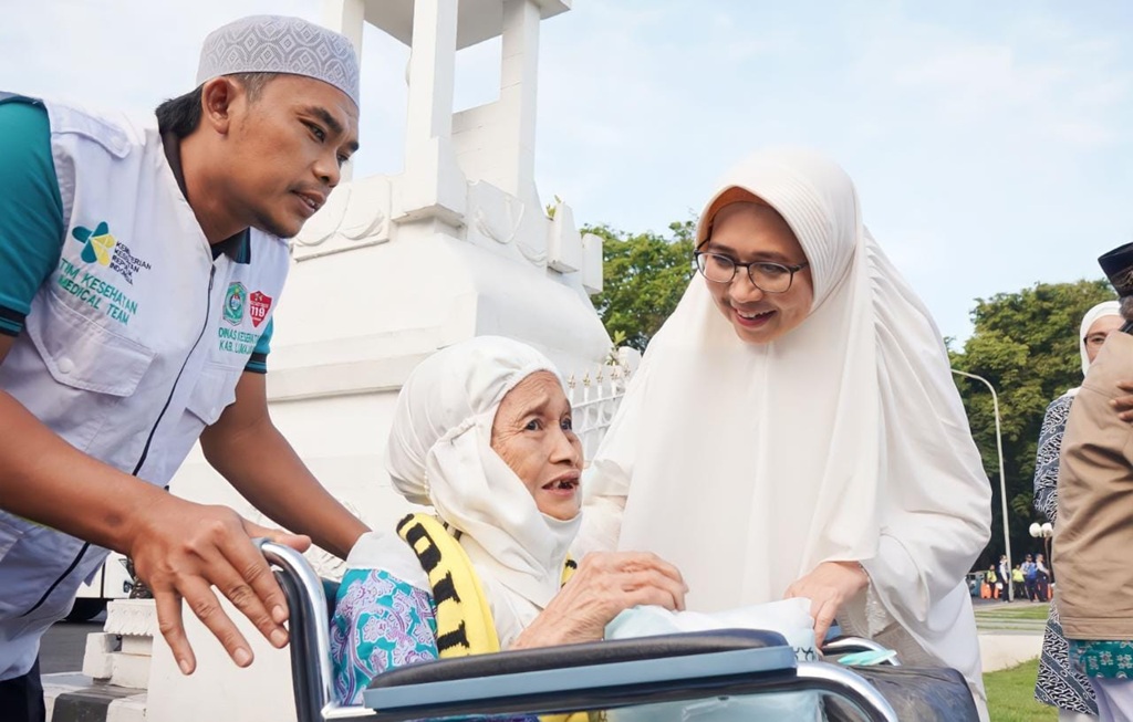 Bupati Lumajang Tunjukkan Kepedulian, Dampingi Jemaah Lansia Jelang Keberangkatan Haji