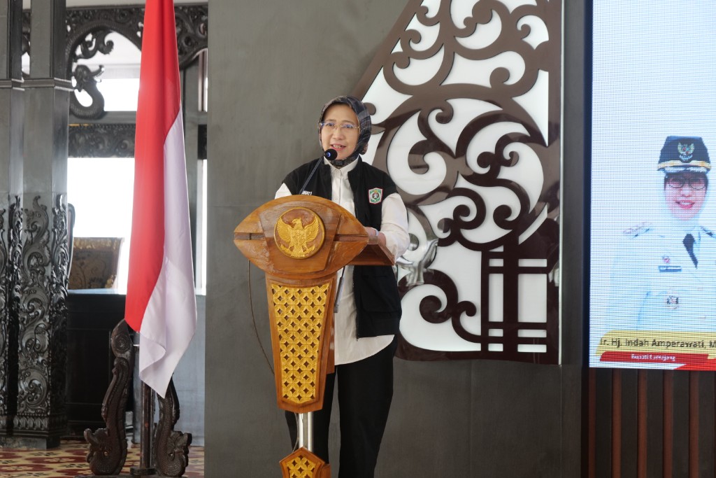 Indah Amperawati menyampaikan arahan saat membuka Musyawarah Daerah Dekopinda Kabupaten Lumajang 2026 di Pendopo Arya Wiraraja, Kamis (30/4/2026).