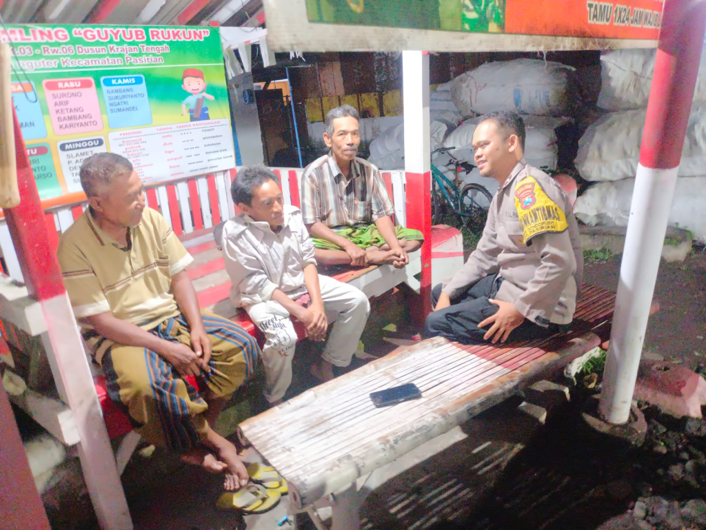 Personel Polsek Pasirian berdialog dengan warga saat patroli Blue Light dan sambang pos kamling di wilayah Desa Nguter, Kecamatan Pasirian