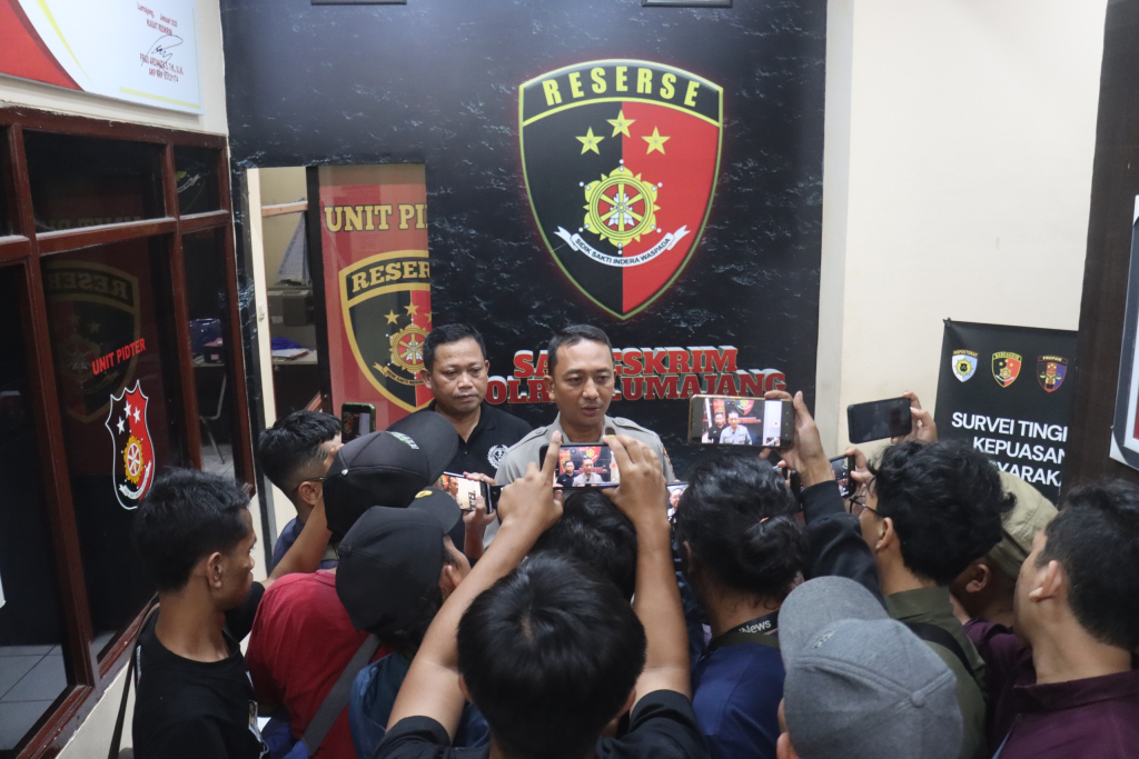 Kasi Humas Polres Lumajang Ipda Suprapto saat melakukan konferensi pers ke awak media