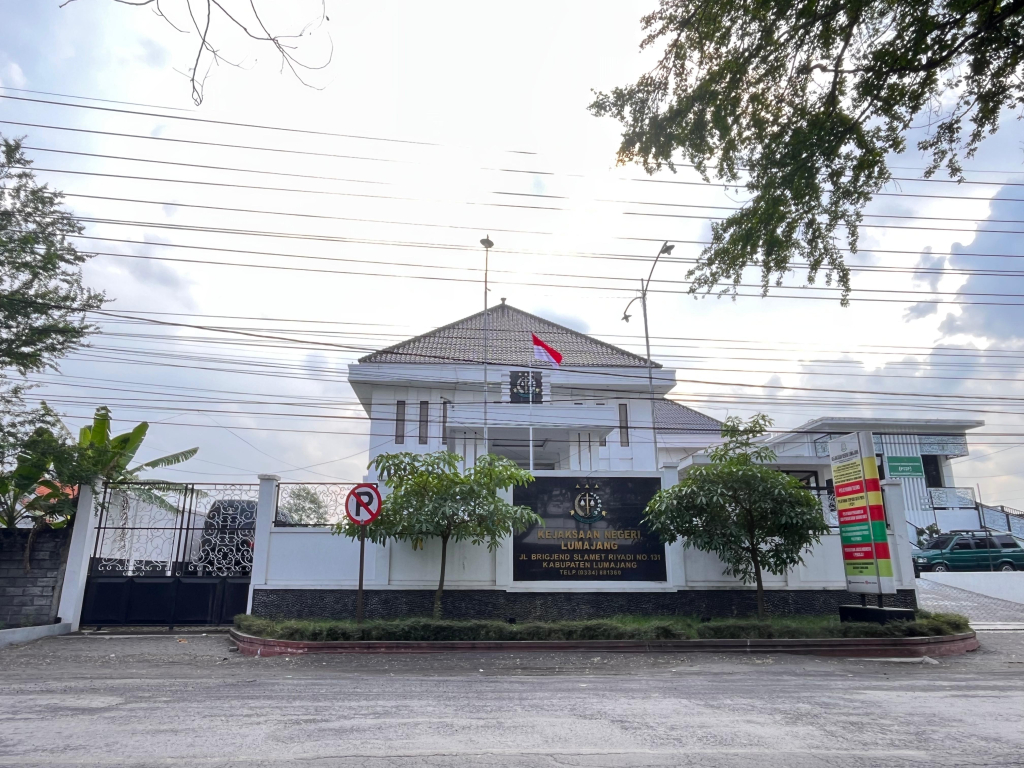 Kejaksaan Negeri Lumajang tampak dari depan