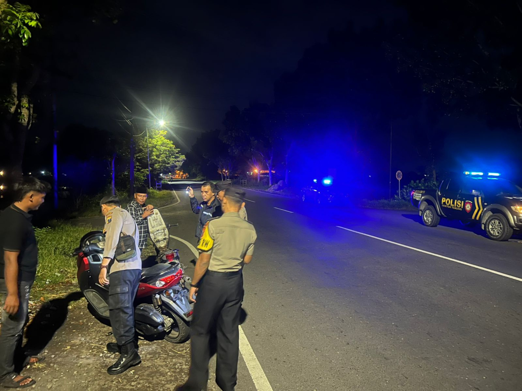 Patroli gabungan KRYD Polsek Lumajang Kota dan Polsek Tekung menyisir jalur minim penerangan pada dini hari untuk mengantisipasi kejahatan jalanan, balap liar, dan gangguan kamtibmas.