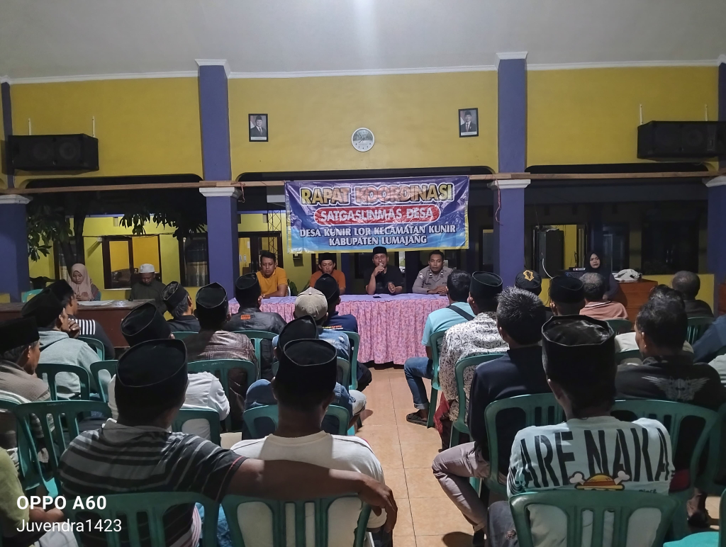 Polsek Kunir memberikan penyuluhan Kamtibmas kepada anggota SKD Desa Kunir Lor guna memperkuat peran siskamling dan menjaga kondusivitas keamanan lingkungan