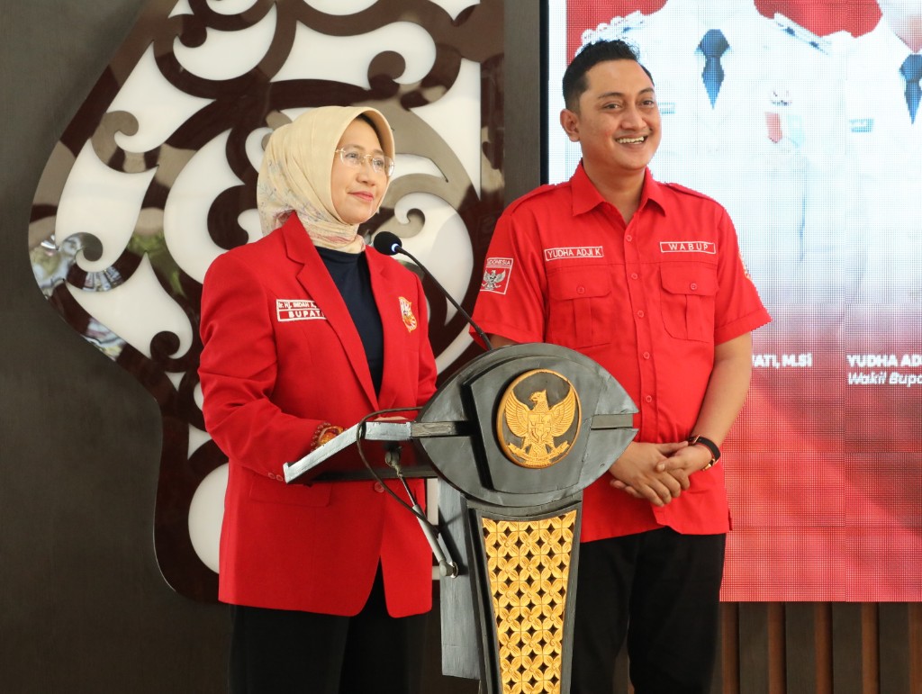 Bupati Lumajang Indah Amperawati bersama Wakil Bupati saat sambutan di hadapan publik.
