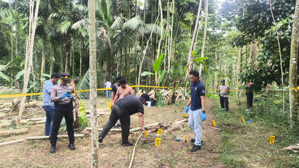 Polisi saat melakukan olah TKP