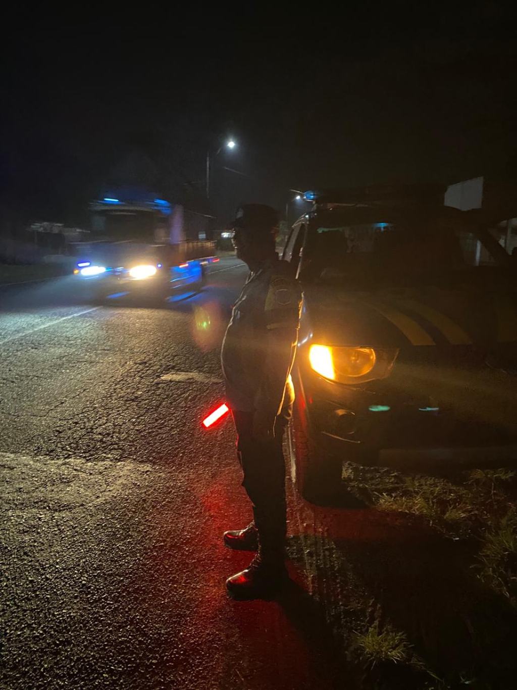 Anggota Polsek ketika melakukan patroli dimalam hari