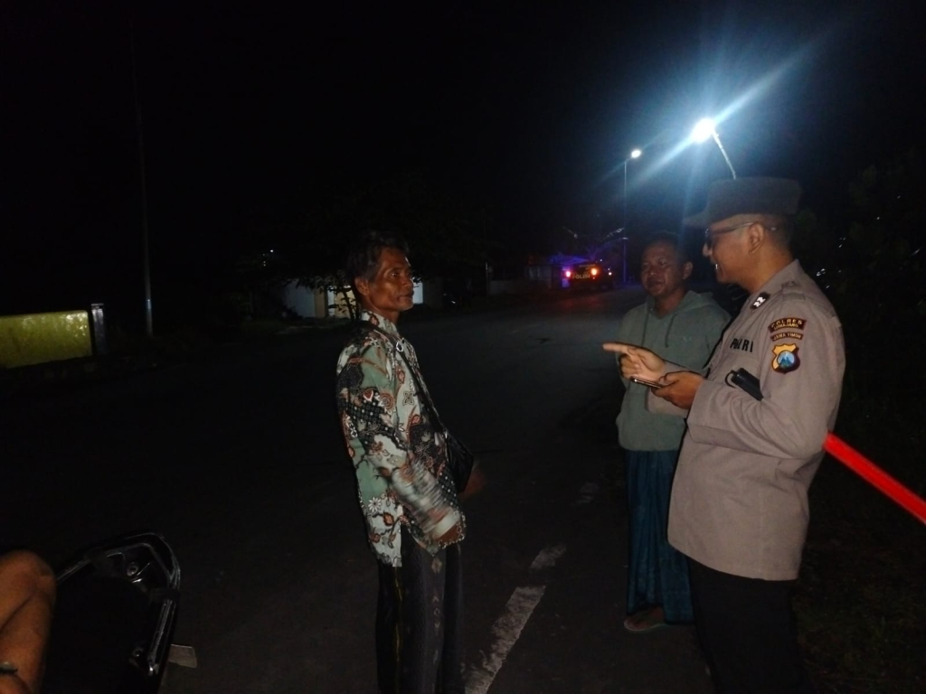 Patroli malam Polsek Pasirian menyisir jalur rawan hingga kawasan JLS sambil berdialog dengan warga, sebagai upaya menekan kejahatan 3C dan menjaga situasi tetap kondusif.