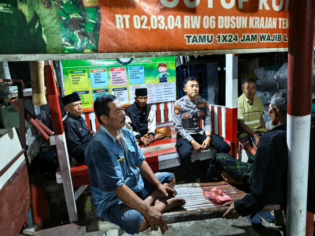 Anggota Polsek ketika sambang poskamling bersama warga