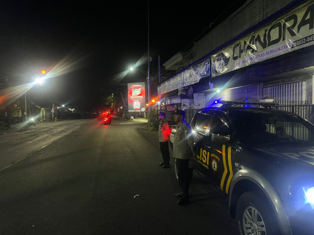 Anggota ketika melakukan patroli di jam rawan