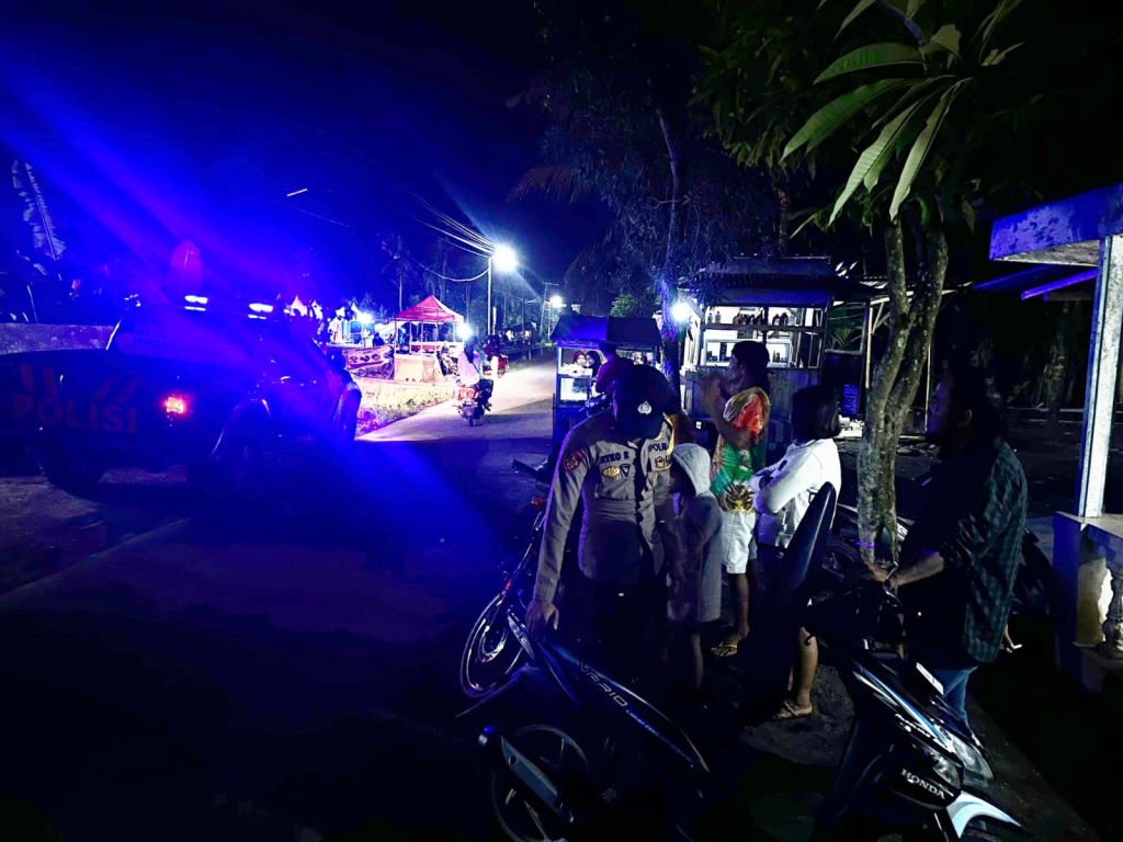 Anggota Polsek ketika melakukan patroli malam