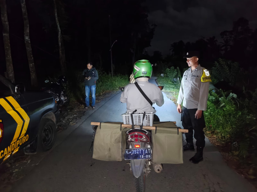 Anggota Polsek saat melakukan patroli