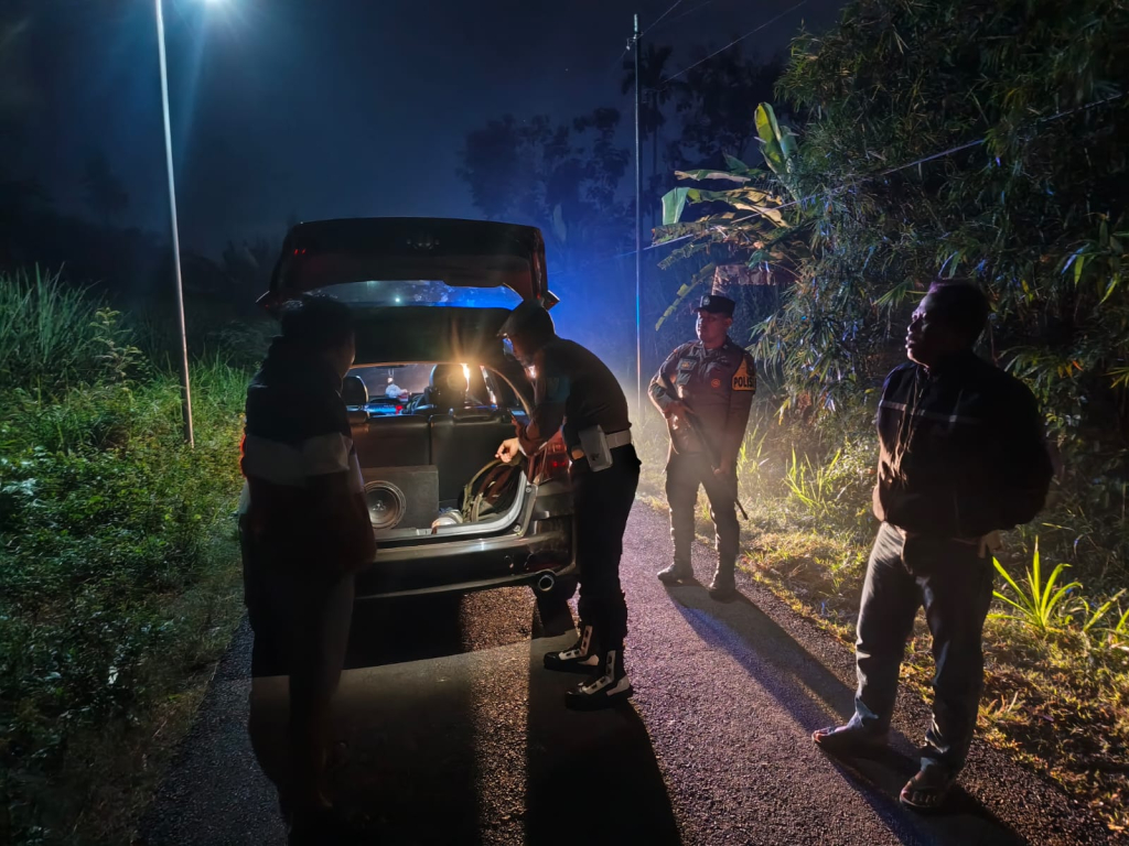 Petugas Polsek Kunir melakukan patroli KRYD di sejumlah jalur rawan pada dini hari dengan menyisir ruas jalan serta memeriksa kendaraan yang melintas guna mengantisipasi tindak kriminal
