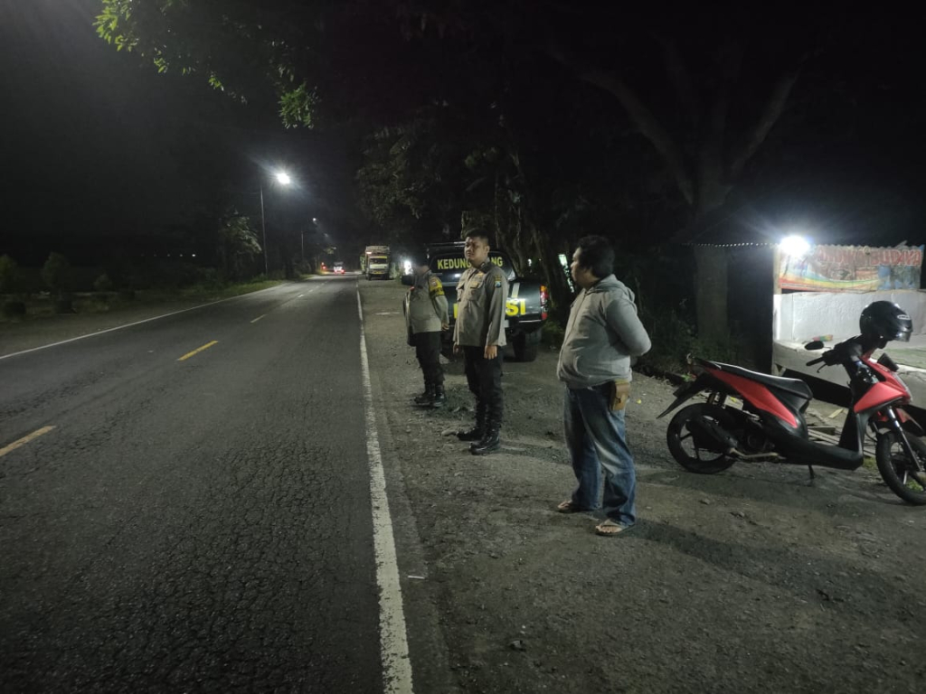 Anggota Polsek ketika melakukan patroli